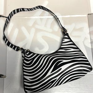 Zebra pattern shoulder bad